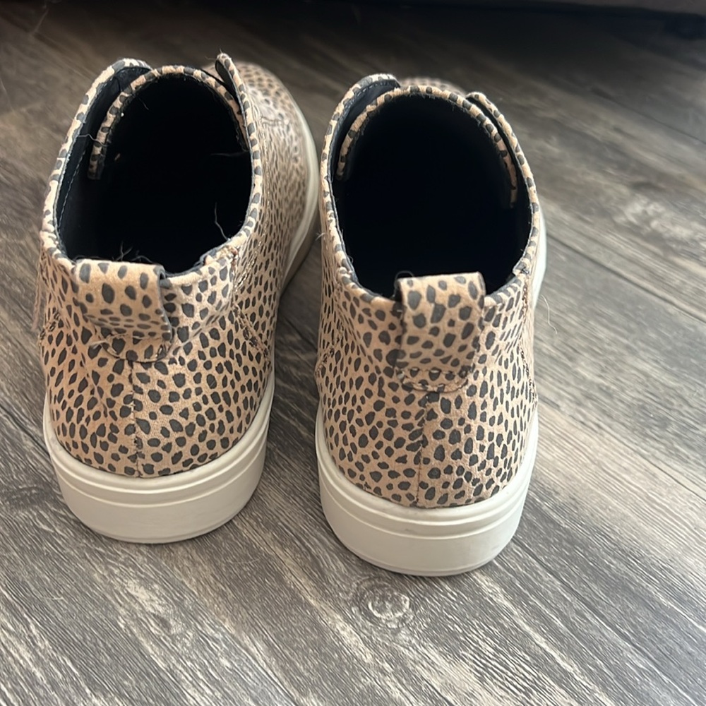 Universal Thread Shoes - Picture 3 of 3
